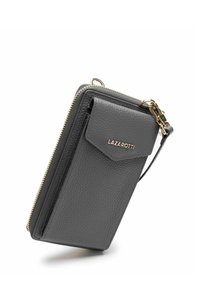 Cartera de mano de cuero negro texturizado con cremallera dorada y cierre metálico, con un pequeño bolsillo delantero y el nombre de la marca Lazarrotti en letras doradas.