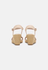 Tamaris Sandály na klínu - beige