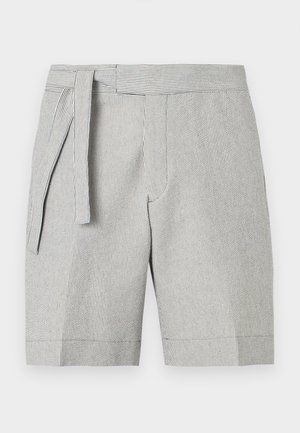 Shorts gris clair et blancs à fines rayures, avec ceinture à nouer à la taille et poches avant sur fond uni.