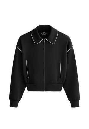 Čierna bunda na zips s bielym lemovaním na golieri, pleciach a vreckách, s rebrovanými manžetami a pásom.