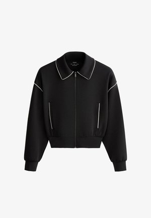 Čierna bunda na zips s bielym lemovaním na golieri, pleciach a vreckách, s rebrovanými manžetami a pásom.