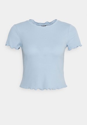 Vaaleansininen lyhythihainen t-paita, jossa on ribbineulosta sekä aaltoilevat helma- ja hiharesorit. Klassinen pyöreä kaula-aukko.