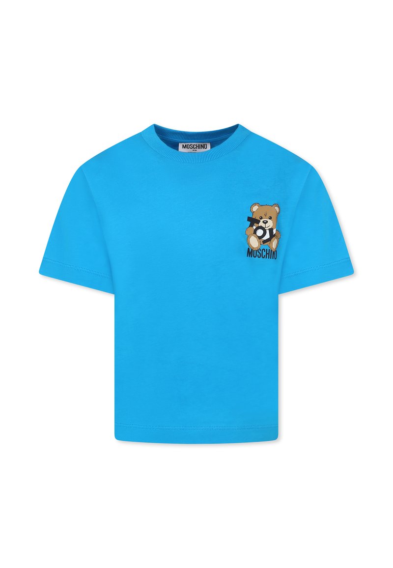 T-shirt in cotone blu con maniche corte, caratterizzato da una grafica di un orso marrone sul lato sinistro del petto e il logo "Moschino" in nero.