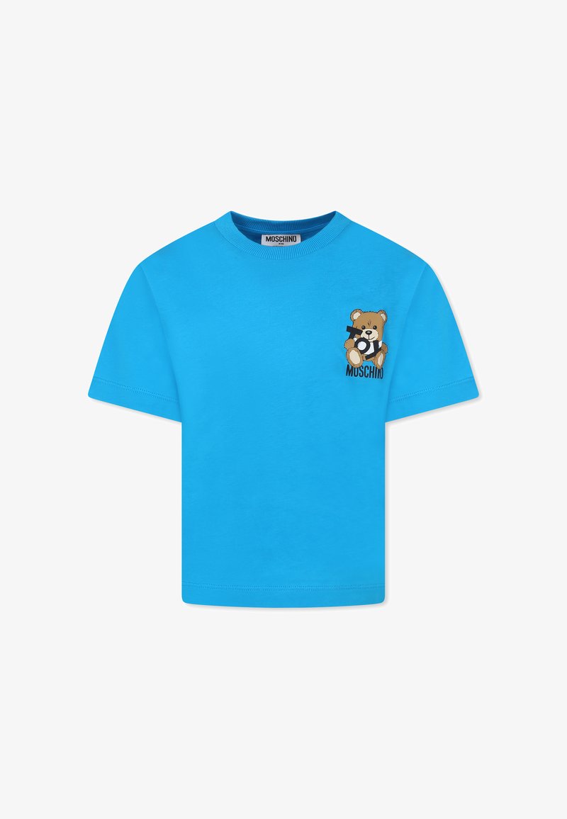 T-shirt in cotone blu con maniche corte, caratterizzato da una grafica di un orso marrone sul lato sinistro del petto e il logo "Moschino" in nero.