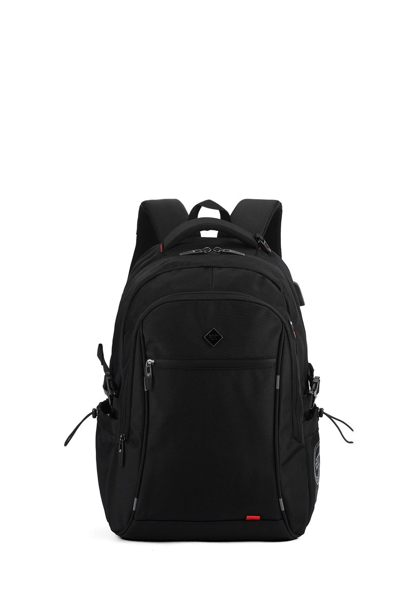 Sac à dos noir en tissu texturé, doté de plusieurs compartiments zippés, de bretelles réglables et de poches latérales.