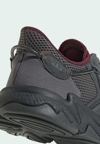 adidas Originals OZWEEGO - Baskets basses - grey six carbon grey five/gris fonc?� - ZALANDO.CH