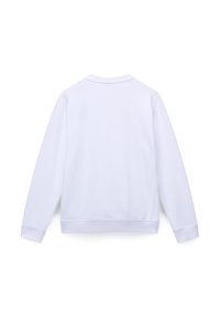 Bluză albă cu gât rotund şi mâneci lungi. Textură netedă, manșete și tiv răsfrânte, fără modele sau logo-uri vizibile.