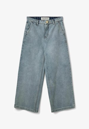 Pantalones vaqueros azul claro de pierna ancha con bolsillos frontales, cinturilla, cremallera y costuras en contraste. Textura suave con un ligero desgaste.