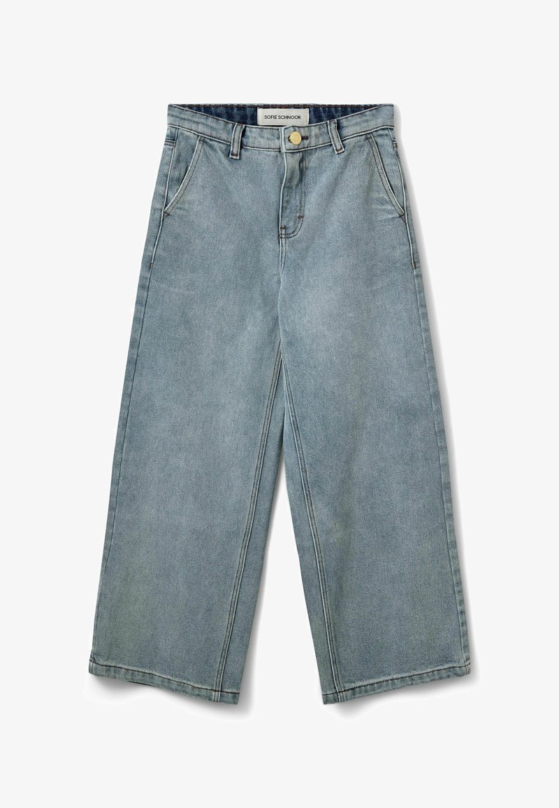 Pantalon large en denim bleu clair avec poches avant, ceinture, braguette zippée et surpiqûres contrastées. Texture lisse avec légère décoloration.