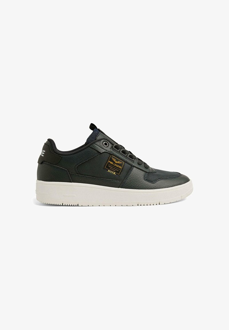 Μαύρο sneaker χαμηλού ύψους με λευκή σόλα, υφασματική πλευρική επιφάνεια, μαύρα κορδόνια και ετικέτα λογότυπου PME Legend στο πλάι.