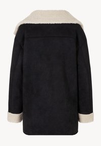 Czarny zamszowy płaszcz z kontrastowym, kremowym kołnierzem i mankietami z faux shearling. Charakteryzuje się luźnym krojem oraz widocznymi detalami szwów.