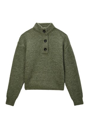 Pull en tricot vert à manches longues, col côtelé et trois boutons noirs sur le devant.