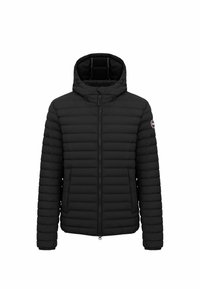 Chaqueta de plumas negra con cierre de cremallera y capucha. Presenta un patrón acolchado horizontal, bolsillos laterales y un parche con el logo en la manga izquierda.