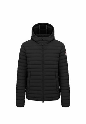 Giacca a vento nera con chiusura a zip e cappuccio. Presenta un motivo a trapunta orizzontale, tasche laterali e un patch del logo sulla manica sinistra.