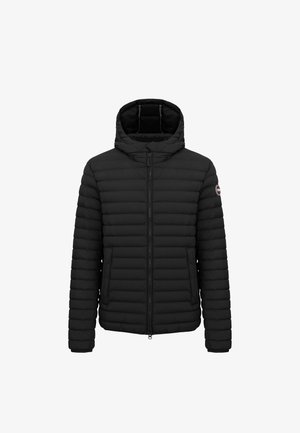 Juodas pūkinis švarkas su užtrauktuku ir kapišonu. Yra horizontalių siuvinėto rašto detalės, šoninės kišenės ir logotipas ant kairiojo rankovės.