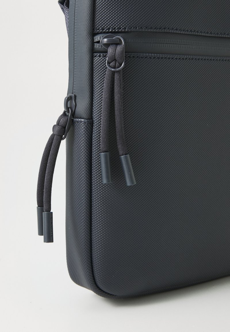 Lacoste FLAT CROSSOVER BAG UNISEX Cross body bag eclipse/dark