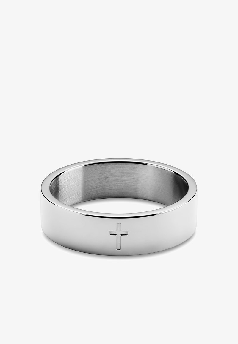 Sølvtonet ring med matt overflate, som har en liten kreuzgravering. Glatte, avrundede kanter og jevn bredde gjennom hele ringen.