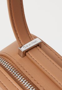 Calvin Klein LINE QUILT - Borsa a tracolla - lion