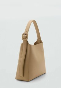 Borsa tote beige con una forma strutturata, texture liscia e una larga tracolla regolabile con una fibbia quadrata. Design minimalista.