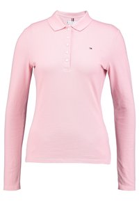 Koszulka polo w jasnoróżowym kolorze, z długimi rękawami, zapięciem na guziki i małym logo na piersi. Wykonana z miękkiej bawełny.