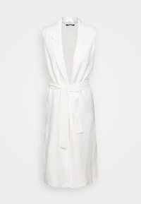 Ärmelloses weißes Leinen-Wickelkleid mit einem Gürtel, Schulterklappen und einer langen Silhouette. Der Stoff hat eine glatte, leicht strukturierte Oberfläche.