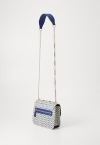 Piccola borsa a mano con tessuto intrecciato in motivo blu e bianco. Presenta una tasca anteriore con zip, tracolla a catena e spallina in pelle. Forma rettangolare.
