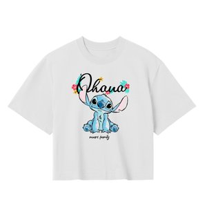 Bílé tričko s modrým kresleným charakterem Stitch, který sedí pod slovem "Ohana" zdobeným květinami, a pod ním je napsáno "znamená rodinu".