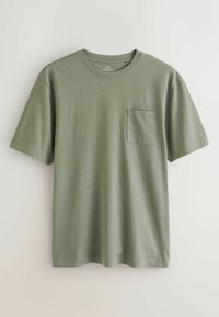 Olivengrünes Baumwoll-T-Shirt mit Rundhalsausschnitt, kurzen Ärmeln und einer kleinen Brusttasche. Glatte Textur, klassischer Schnitt.