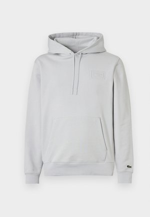Sudadera con capucha de color gris claro, hecha de mezcla de algodón, con bolsillo tipo canguro, capucha con cordón ajustable y detalle de logo en relieve en el pecho.
