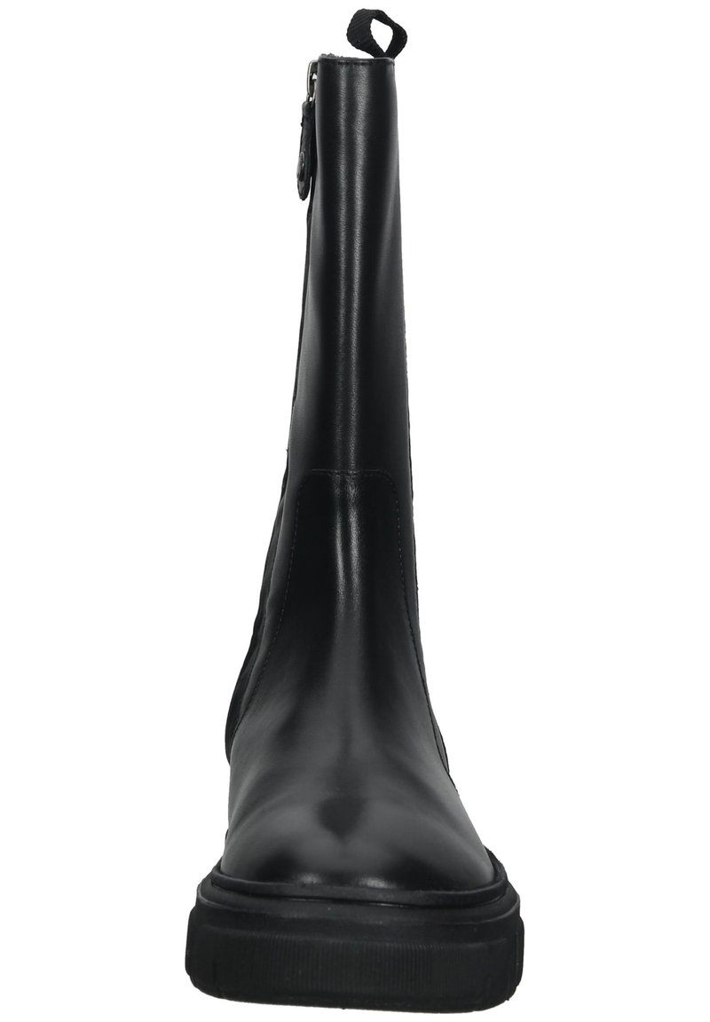 Zwarte leren enkelboot met dikke rubberen zool, trekband aan de bovenkant en zijrits, weergegeven vanuit de voorkant op een witte achtergrond.