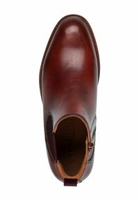 Bottine en cuir marron avec des panneaux latéraux en élastique, bout rond et finition lisse. Présente une fermeture éclair pour un enfilage facile et un accent cousu autour de la semelle.