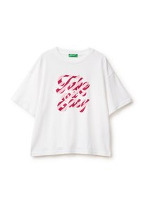 Camiseta de algodón blanca de manga corta, con un estampado a rayas rosas que dice "Take it Easy" centrado en el frente.
