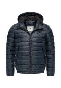 Marineblå polstret jakke med hætte, der har lynlås lukning, sidelommer og en kviltet design. Isoleret materiale for varme.
