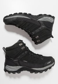 Schwarze Wanderschuhe mit robustem Design, wasserdichtem Material, strukturierten Netzpaneelen, verstärkten Zehenkappen und strapazierfähigen Gummisohlen.