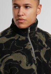 Urban Classics PATTERN TROYER - Fleece trui - oliveswirl