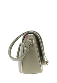 Sac à main en cuir texturé vert avec un design structuré, accessoires en matériel doré et une fine bandoulière. Détail de poche zippée sur le côté visible.