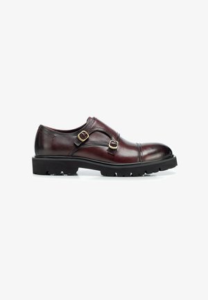 Scarpa monk strap in pelle marrone scuro con doppie fibbie dorate e suola nera robusta, vista laterale.