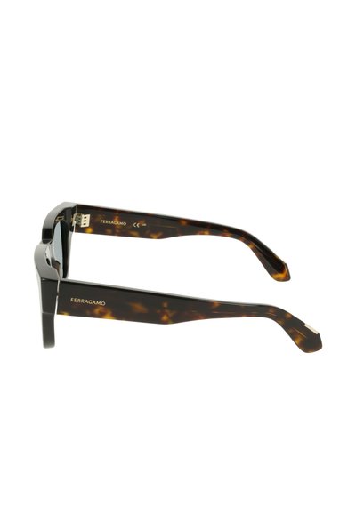 Lunettes de soleil Ferragamo écaille de tortue avec des montures rectangulaires épaisses et un logo doré sur les branches, vues de côté.