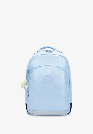 Lichtblauwe Kipling rugzak met voorvak, bovenhandvat en kleine pluchen aap sleutelhanger aan de ritssluiting.