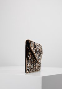 Kabelka s korálky z černé látky, zdobená vícero barevnými flitry a korálky, obdélníkového tvaru, s překládací klopou a kovovými akcenty na okrajích.