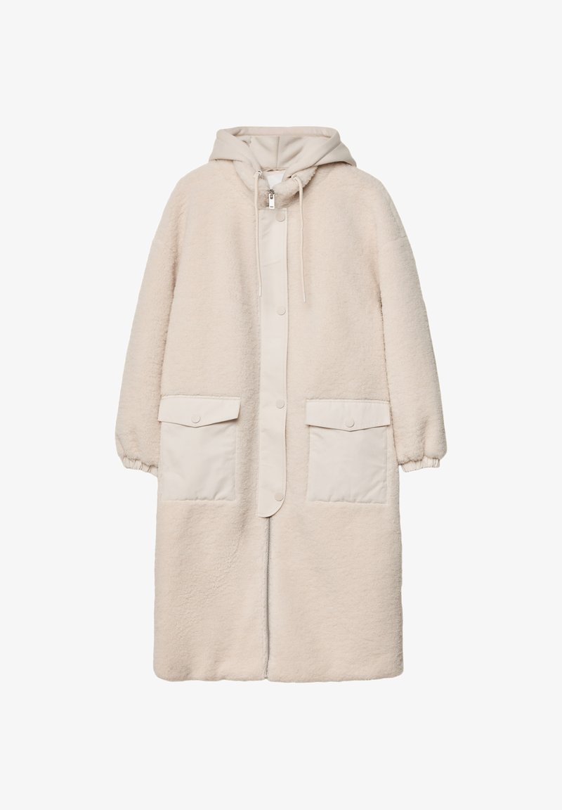 Beige oversized frakke med fleece-textur, hætte og trykknaplukning. Har to frontlommer med klapper og elastiske manchetter.