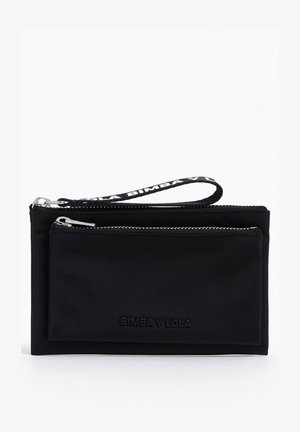 Schwarzes Nylon-Wallet mit strukturierter Oberfläche, ausgestattet mit einem Hauptreißverschlussfach, einem vorderen Fach und einem gebrandeten Handgelenkriemen für einfachen Transport.
