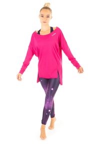 Lange mouw magenta top met zijsplitten, gecombineerd met leggings in een sterrenstelselpatroon in donkerpaars, met sterren en een soepele textuur.