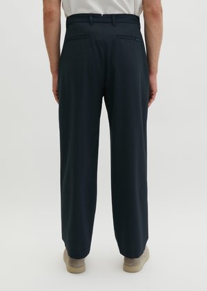 Marc O'Polo, MOP X DFB TRAVEL COLLECTION MODEL MOSSBO - Pantaloni - deep night blue