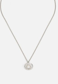 Collar de cadena de plata con colgante redondo y pulido de plata que presenta una única perla blanca central sobre un fondo blanco liso.