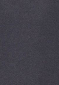 Dunkelgrauer Strickstoff mit feiner Rippenstruktur, gleichmäßig beleuchtet und zeigt subtile Variationen in der Fadendichte.