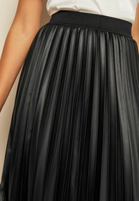 Friends Like These MIDI - REGULAR FIT - A-vonalú szoknya - black faux leather