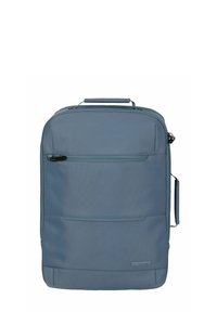 Mochila de nylon gris con forma rectangular estructurada, bolsillo delantero con cremallera, asa en la parte superior y correa lateral de transporte. Textura suave, diseño minimalista.