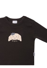Braunes Langarm-Shirt für Kinder mit einem Cartoon-Croissant, das einen Barett trägt, und dem Wort "Bonjour" darunter in weißem Text. Aus weichem Baumwollstoff.
