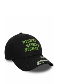 Gorra negra con el texto "BEETLEJUICE" en verde repetido en la parte frontal y un gráfico de serpiente en el ala, hecha de algodón con visera curvada.